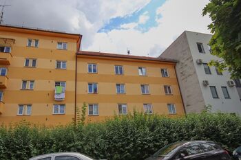 dům- západní pohled - Prodej bytu 3+1 v družstevním vlastnictví 57 m², České Budějovice