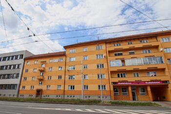 dům- východní pohled - Prodej bytu 3+1 v družstevním vlastnictví 57 m², České Budějovice