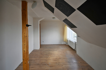 POKOJ 1 V PATŘE - Prodej domu 180 m², Praha 6 - Řepy