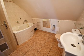 KOUPELNA V PATŘE - Prodej domu 180 m², Praha 6 - Řepy