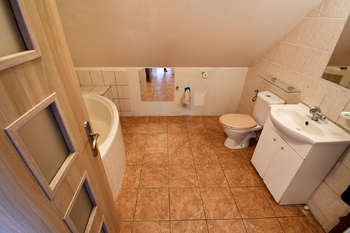KOUPELNA V PATŘE - Prodej domu 180 m², Praha 6 - Řepy