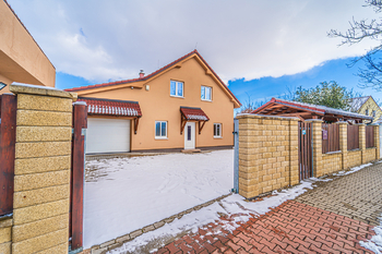 Přední pohled na dům - Prodej domu 146 m², Kladno