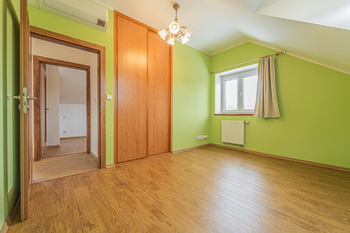 Pokoj v 1. poschodí - Prodej domu 146 m², Kladno