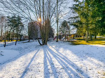 Dětské hřiště - Prodej bytu 3+1 v osobním vlastnictví 72 m², Jince