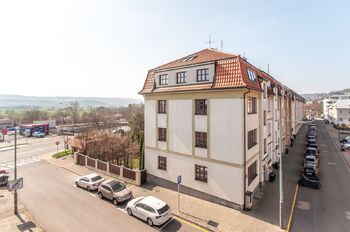 výhled z oken - Pronájem bytu 2+kk v družstevním vlastnictví 44 m², Praha 5 - Radotín