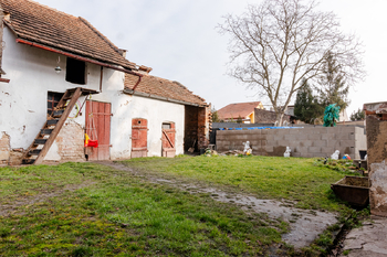 kůlny na dvoře - Prodej domu 142 m², Zlonice