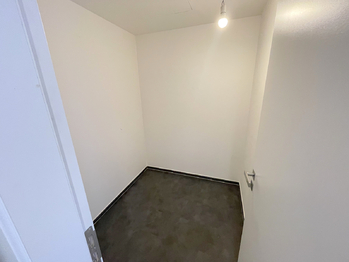 Šatna/komora - Pronájem bytu 2+kk v osobním vlastnictví 108 m², Praha 9 - Klánovice