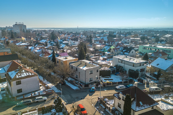 dron-pohled-na-dum-od-nachodske - Prodej domu 209 m², Praha 9 - Horní Počernice