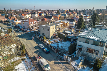 dron-pohled-od-spojencu - Prodej domu 209 m², Praha 9 - Horní Počernice