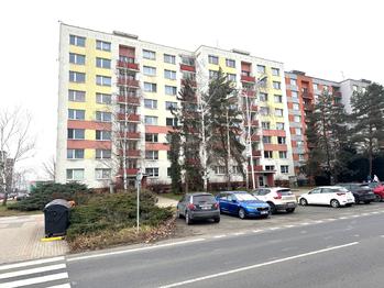 pohled na dům - Prodej bytu 4+1 v osobním vlastnictví 83 m², Mladá Boleslav 