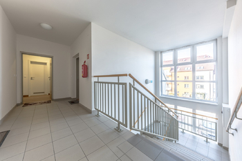 schodiště - Prodej bytu 1+kk v osobním vlastnictví 43 m², Praha 4 - Písnice