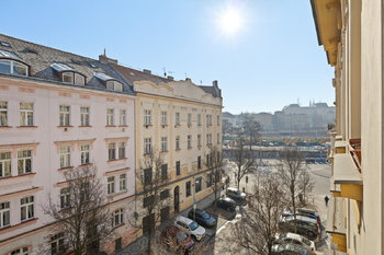 Výhled z okna na hrad - Pronájem bytu 2+1 v osobním vlastnictví 68 m², Praha 6 - Dejvice