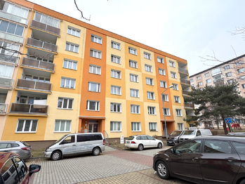 pohled na dům - Prodej bytu 2+1 v osobním vlastnictví 49 m², Plzeň