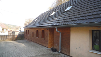 Na dvoře je zámková dlažba,  - Prodej domu 165 m², Pustověty