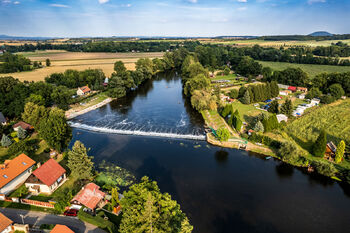 Letecký pohled nad chalupou a pohled na protější břeh - Prodej chaty / chalupy 100 m², Brozany nad Ohří