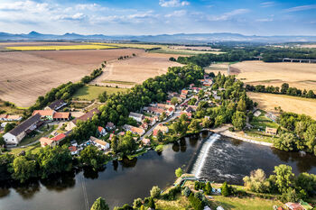 Letecký pohled na Ohři, chalupu a její okolí - Prodej chaty / chalupy 100 m², Brozany nad Ohří