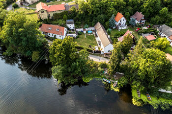 Chalupa a Ohře z výšky - Prodej chaty / chalupy 100 m², Brozany nad Ohří