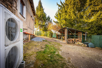 Zadní dvorek s TČ a dřevníkem. - Prodej chaty / chalupy 190 m², Týn nad Vltavou