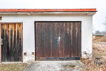 Vjezd do garáže. - Prodej garáže 21 m², Prachatice