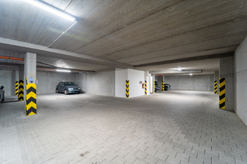 Pohled na čtyři parkovací místa - Prodej garážového stání 61 m², Kolín