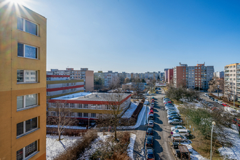 výhled z ložnic - Prodej bytu 3+1 v osobním vlastnictví 66 m², Praha 5 - Stodůlky