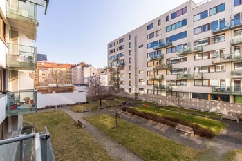 Pohled do vnitrobloku - Pronájem bytu 3+kk v osobním vlastnictví 69 m², Praha 7 - Holešovice