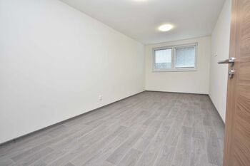 Samostatná ložnice.  - Pronájem bytu 2+kk v osobním vlastnictví 57 m², Kostelec nad Labem