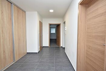 Vstupní chodba s vestavnou šatní skříní a špajzem/komorou..  - Pronájem bytu 2+kk v osobním vlastnictví 57 m², Kostelec nad Labem