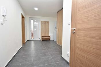 Vstupní chodba s vestavnou šatní skříní a špajzem/komorou..  - Pronájem bytu 2+kk v osobním vlastnictví 57 m², Kostelec nad Labem