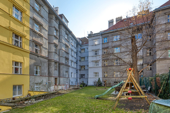 Zahrada ve vnitrobloku - Prodej bytu 2+1 v osobním vlastnictví 74 m², Praha 10 - Vršovice