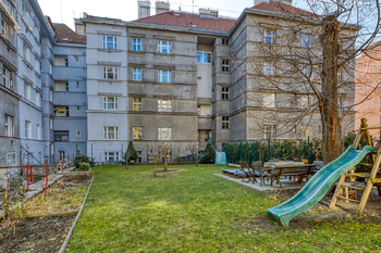 Zahrada ve vnitrobloku - Prodej bytu 2+1 v osobním vlastnictví 74 m², Praha 10 - Vršovice