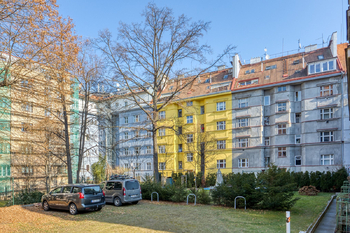 Vnitroblok - Prodej bytu 2+1 v osobním vlastnictví 74 m², Praha 10 - Vršovice