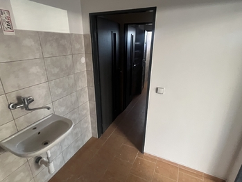 Sociální zázemí - Pronájem skladovacích prostor 1494 m², Kolín