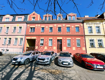 Pohled na dům - Prodej bytu 2+1 v osobním vlastnictví 63 m², Karlovy Vary