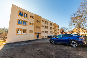 Severní strana domu a parkoviště - Pronájem bytu 3+1 v osobním vlastnictví 63 m², Třebotov