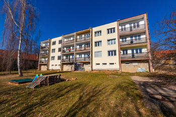 Jižní strana domu - Pronájem bytu 3+1 v osobním vlastnictví 63 m², Třebotov