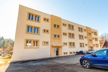 Severní strana domu a parkoviště - Pronájem bytu 3+1 v osobním vlastnictví 63 m², Třebotov