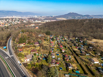 Okolí domu, hrad Doubravka a Krušné hory - Prodej domu 60 m², Teplice