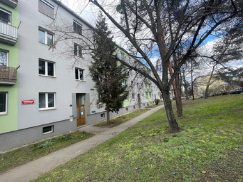 Pohled na dům - Prodej bytu 2+1 v osobním vlastnictví 54 m², Praha 4 - Záběhlice 