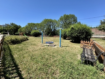 Dětské hřiště u domu - Prodej bytu 3+1 v osobním vlastnictví 77 m², Roudnice nad Labem