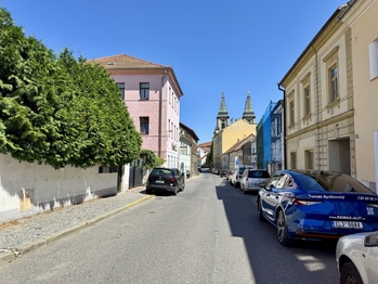 Ulice před domem směrem k centru - Prodej bytu 3+1 v osobním vlastnictví 77 m², Roudnice nad Labem