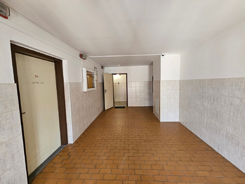 Chodba domu - Pronájem bytu 1+kk v osobním vlastnictví 34 m², Praha 4 - Modřany