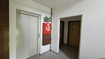 Chodba domu - Pronájem bytu 1+kk v osobním vlastnictví 34 m², Praha 4 - Modřany