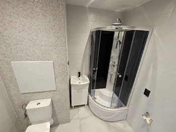 Koupelna - Pronájem bytu 1+kk v osobním vlastnictví 34 m², Praha 4 - Modřany