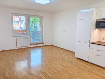 Obývací pokoj se vstupem na balkón a kompletně nový kuchyňský kout včetně vestavných spotřebičů.  - Pronájem bytu 2+kk v osobním vlastnictví 60 m², Praha 8 - Libeň