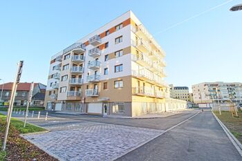 dům z venku - Pronájem bytu 3+kk v osobním vlastnictví 98 m², Plzeň 