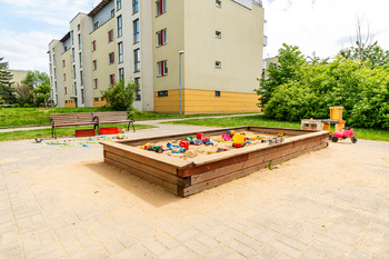 Dětské hřiště u domu - Prodej bytu 4+kk v osobním vlastnictví 102 m², Praha 10 - Uhříněves