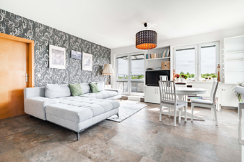 Obývací pokoj s kuchyní a vstupy na balkón a terasu  - Prodej bytu 4+kk v osobním vlastnictví 102 m², Praha 10 - Uhříněves