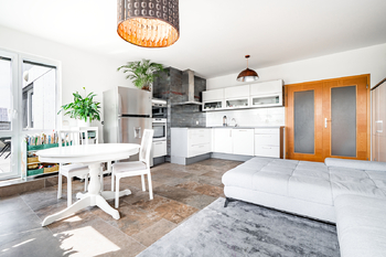 Obývací pokoj s kuchyní a vstupy na balkón a terasu  - Prodej bytu 4+kk v osobním vlastnictví 102 m², Praha 10 - Uhříněves