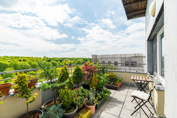 Výhled z terasy - Prodej bytu 4+kk v osobním vlastnictví 102 m², Praha 10 - Uhříněves